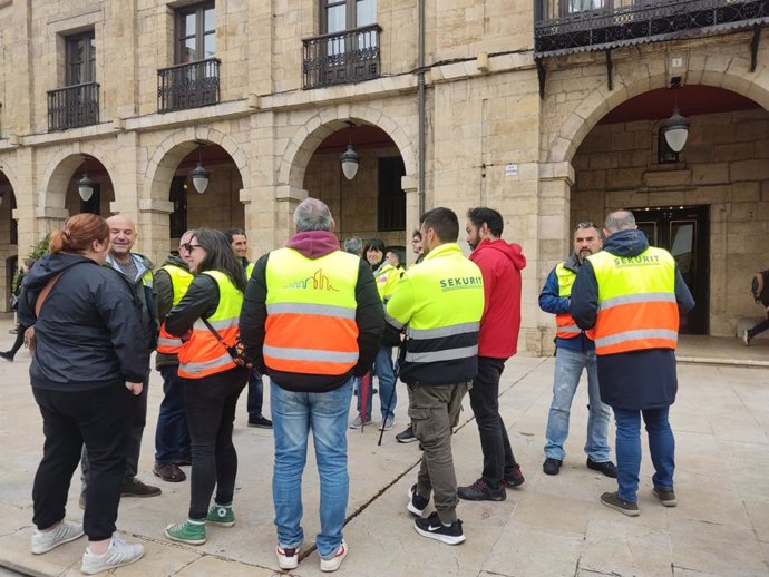 Trabajadores de la línea de Sekurit, de Saint Gobain.