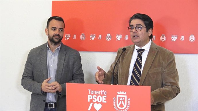 Archivo - El presidente y el portavoz del Grupo Socialista en el Cabildo de Tenerife, Pedro Martín y Aarón Afonso