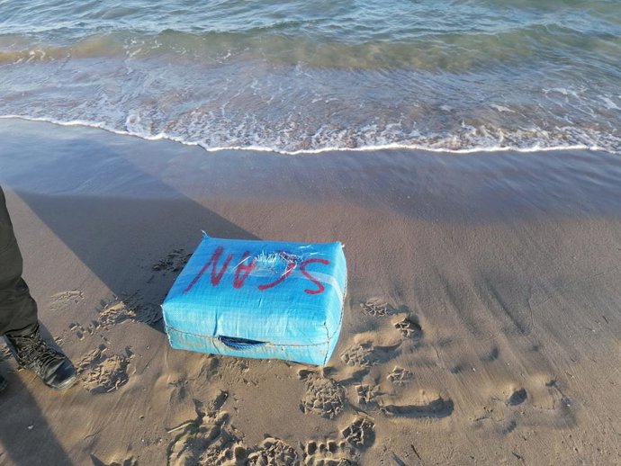 Una parella de pescadors localitza a la platja del Campello un fardell de droga