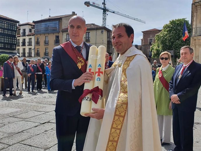 El alcalde de León, junto con un representante del Cabildo de San Isidoro, en la ceremonia de Las Cabezadas del pasado año.