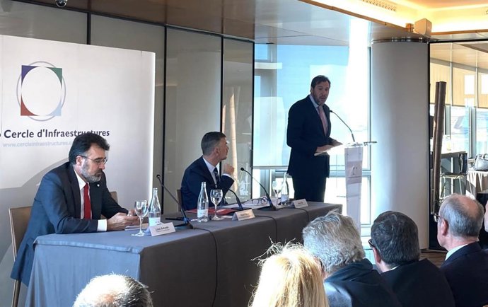 El ministro de Transportes y Movilidad Sostenible, Oscar Puente, junto al presidente del Puerto de Barcelona, Lluís Salvadó, y el presidente de al Fundació Cercle d'Infraestructures, Santi Vila.