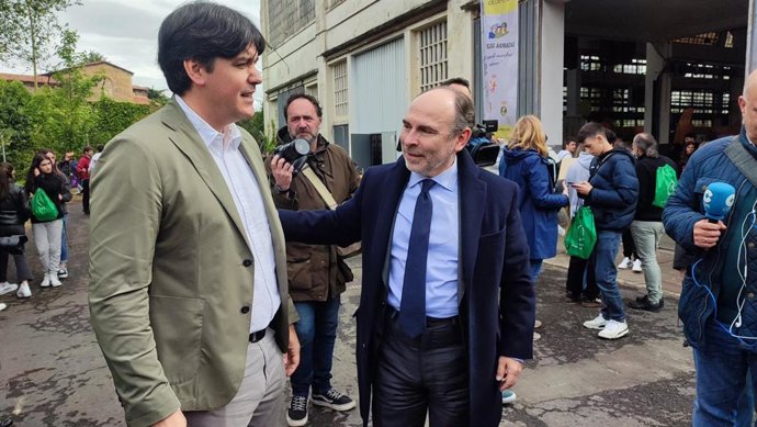 El consejero de Ciencia, Empresas, Formación y Empleo, Borja Sánchez, felicita al rector electo de la Universidad de Oviedo, Ignacio Villaverde.