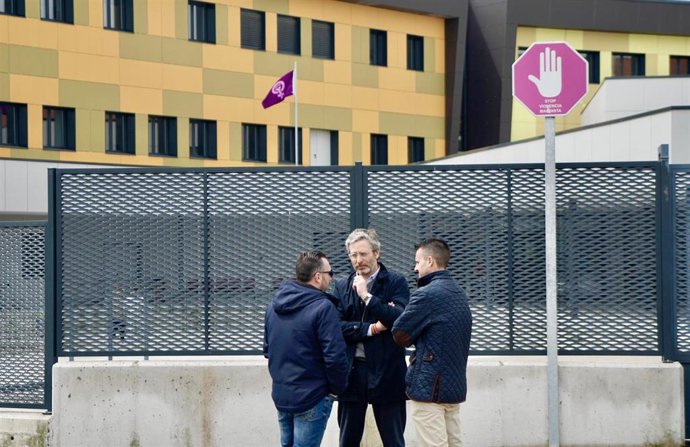 El diputado de Vox Asturias y portavoz de Educación, Javier Jové, y el portavoz y concejal de Vox en el Ayuntamiento de Siero, Josué Velasco.