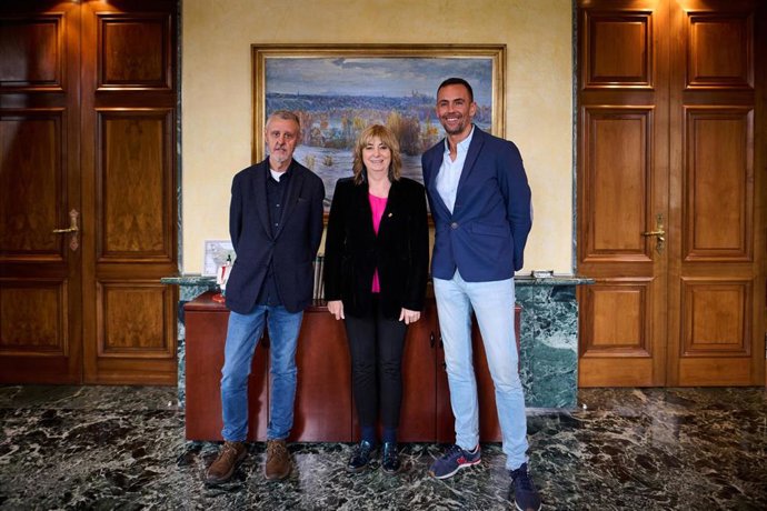 El director general de Memoria y Convivencia, Martín Zabalza; la vicepresidenta, Ana Ollo; y el director de la Fundación +34, Francisco Javier Casado, en la firma del convenio.