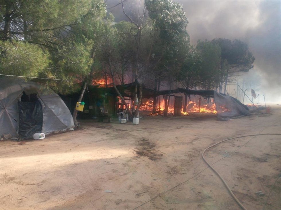 Archivo - Imagen de un incendio en una zona de chabolas de Lucena del Puerto (Huelva).