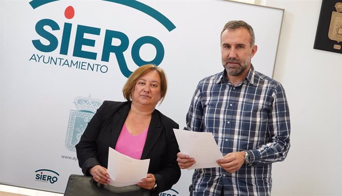 La concejala de Festejos, Mercados, y Bienestar Animal, Ana Rosa Nosti Ortea, y el concejal de Hacienda, Contratación, Digitalización, Organización y Régimen Interior, Alberto Pajares.