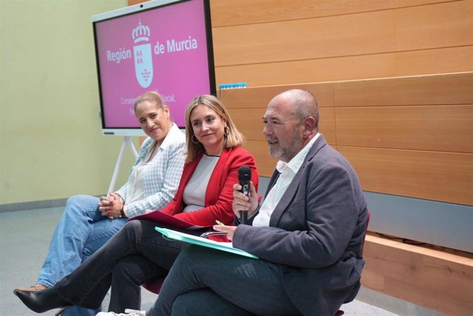 La consejera de Política Social, Familias e Igualdad, Conchita Ruiz, junto con el presidente de Amucedi, José Fernández Rufete, durante el acto de presentación de la asociación.