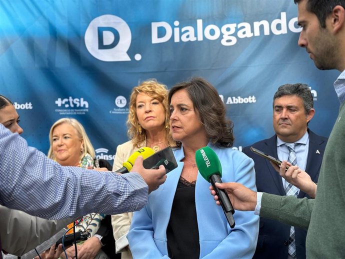 La consejera de Salud y Consumo de la Junta de Andalucía, Catalina García, en atención a medios en Huelva.