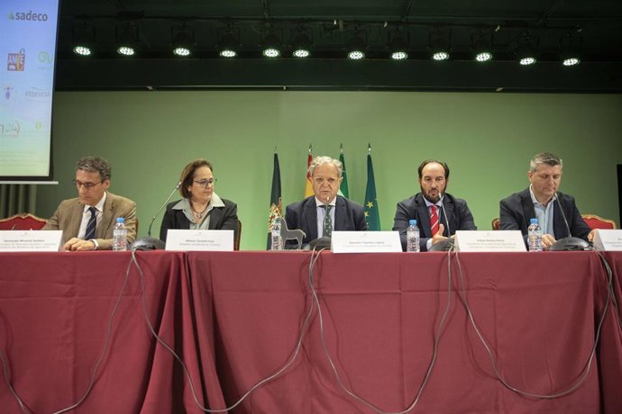 El presidente de la Diputación de Córdoba, Salvador Fuentes (centro), en la inauguración del I Congreso Nacional de Ganadería Extensiva.
