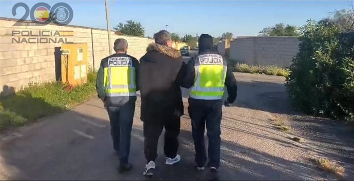 Imagen de uno de los detenidos conducido por los agentes