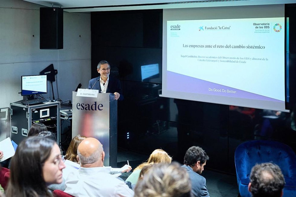 El director de la Cátedra de LiderazgoS y Sostenibilidad de Esade, ngel Castiñeira, presentando el séptimo Informe sobre la Contribución de las Empresas Españolas a los ODS, elaborado por Esade y el Observatorio Social de la Fundación la Caixa.