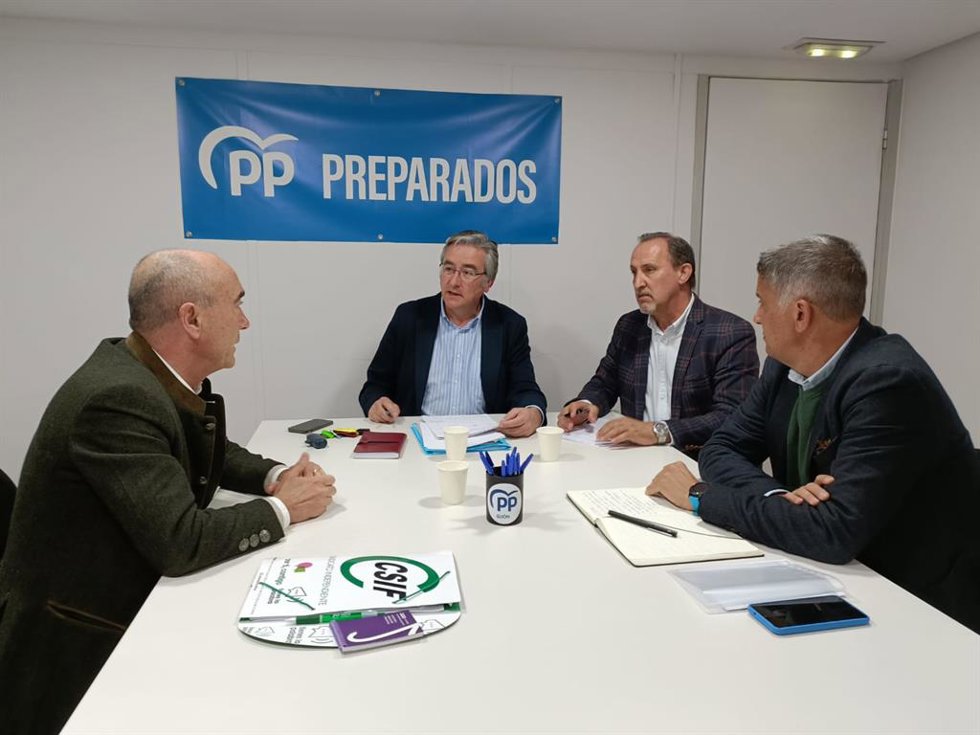 Reunión del senador del PP por Asturias, Pablo González, el senador José Manuel Fernández 'Lito' y el diputado regional del PP Manuel Cifuentes, con el representante del sindicato CSIF en el Centro Penitenciario de Asturias, Emilio Espiniella.