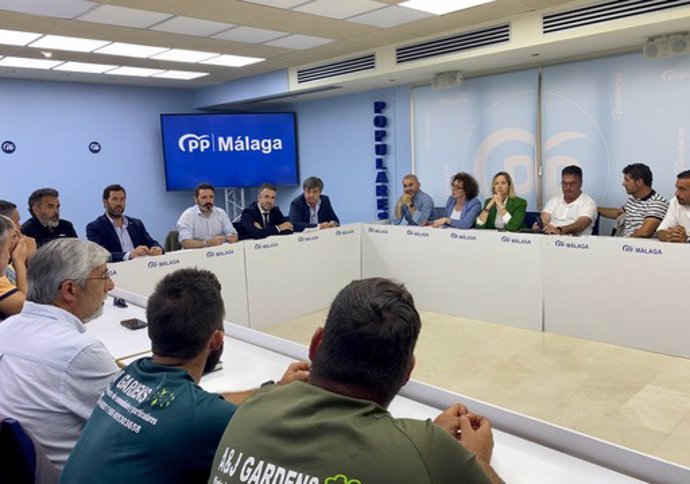 El secretario general del PP de Málaga, José Ramón Carmona, en una reunión con profesionales de jardinería, piscinas y alojamientos turísticos de la provincia