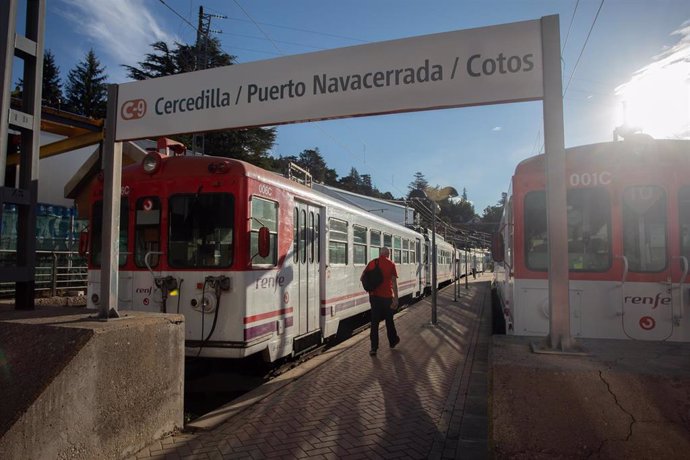 Archivo - Un viajero camina por el andén de la estación de Cercedilla