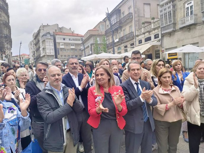 A presidenta do PSdeG, Carmela Silva (c), xunto ao secretario xeral do PSOE provincial de Pontevedra, David Regades (i) e o alcalde de Vigo,  Abel Caballero, nun acto de apoio a Pedro Sánchez, a 26 de abril de 2024.