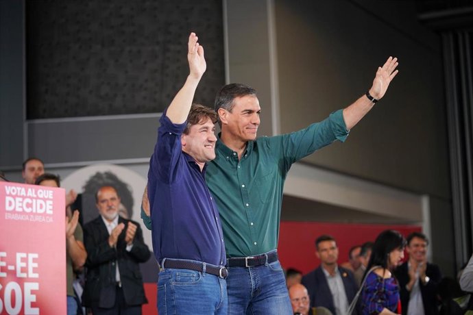 El candidato a lehendakari por el PSE-EE, Eneko Andueza (i) y el presidente del Gobierno, Pedro Sánchez