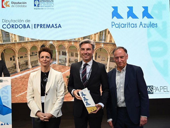 El presidente de Epremasa, Andrés Lorite (centro), recoge las Pajaritas Azules.