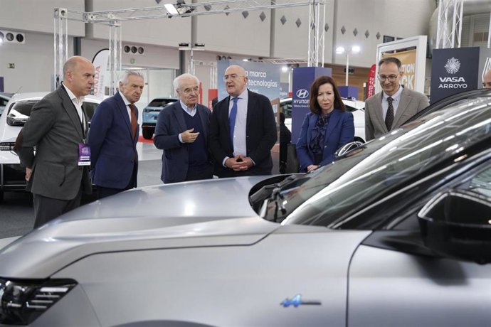 El alcalde de Valladolid y otros representantes públicos observan uno de los modelos expuestos en el Salón del Automóvil Híbrido y Eléctrico.