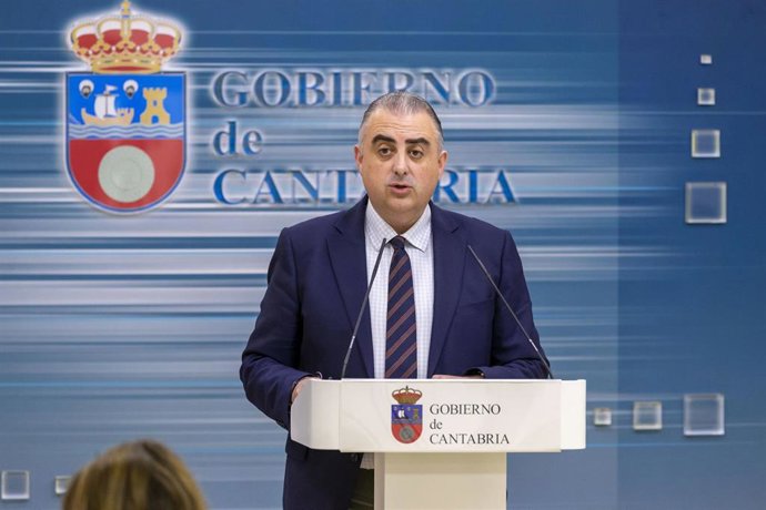 Archivo - El consejero de Fomento, Ordenación del Territorio y Medio Ambiente, Roberto Media