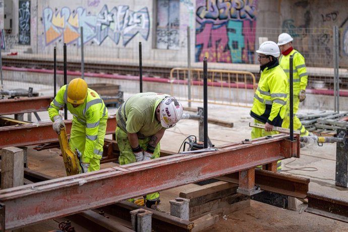 Archivo - Varios obreros trabajan en la nueva fase de la estructura central de la cubierta de la estación de La Sagrera, a 12 de marzo de 2024, en Barcelona, Cataluña (España).