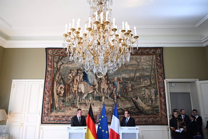 Los ministros de Defensa de Alemania y Francia, Boris Pistorius (I) y Sébastien Lecornu