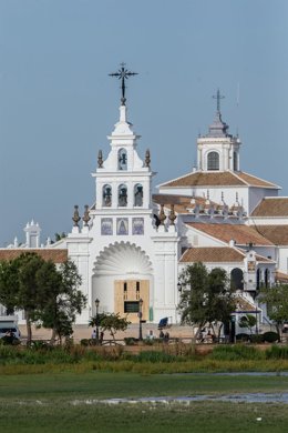 Archivo - Fachada del Santuario durante el fin de semana de la Romería del Rocio en la Aldea. Imagen de archivo.