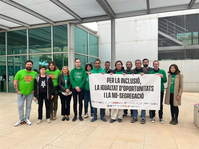 Concentración de la Junta de Personal Docentes frente a la Conselleria de Educación.