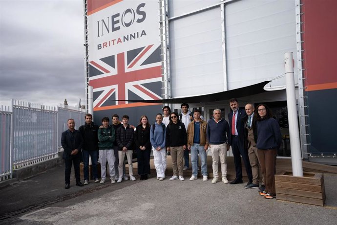 Estudiantes de la UPC en la base de Ineos Britannia junto al presidente del Port de Barcelona, Lluís Salvadó, este jueves en la primera de las visitas a instalaciones de equipos de la Copa América