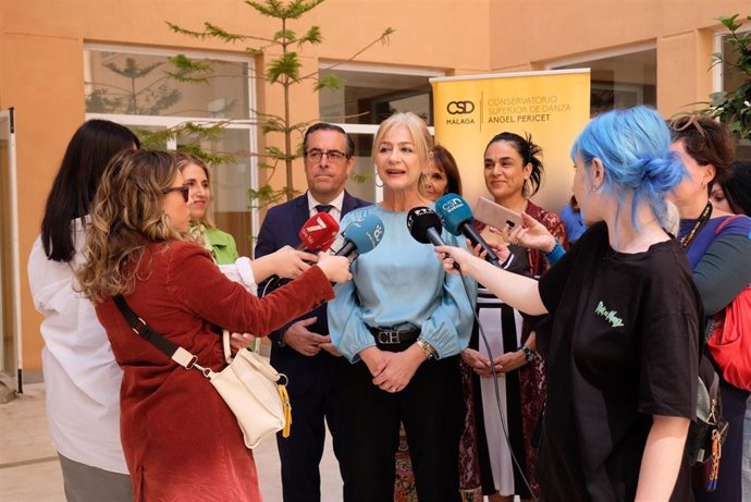 La consejera de Desarrollo Educativo y Formación Profesional, Patricia del Pozo, atiende a los medios