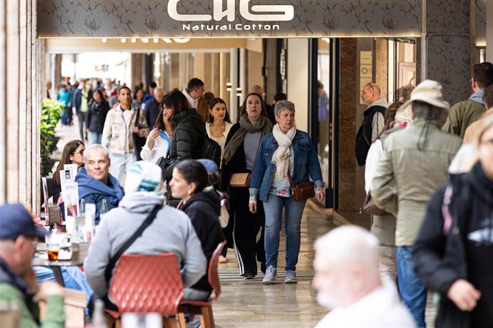 Varios turistas en el centro de Palma de Mallorca, a 23 de abril de 2024, en Palma de Mallorca, Mallorca, Baleares (España).