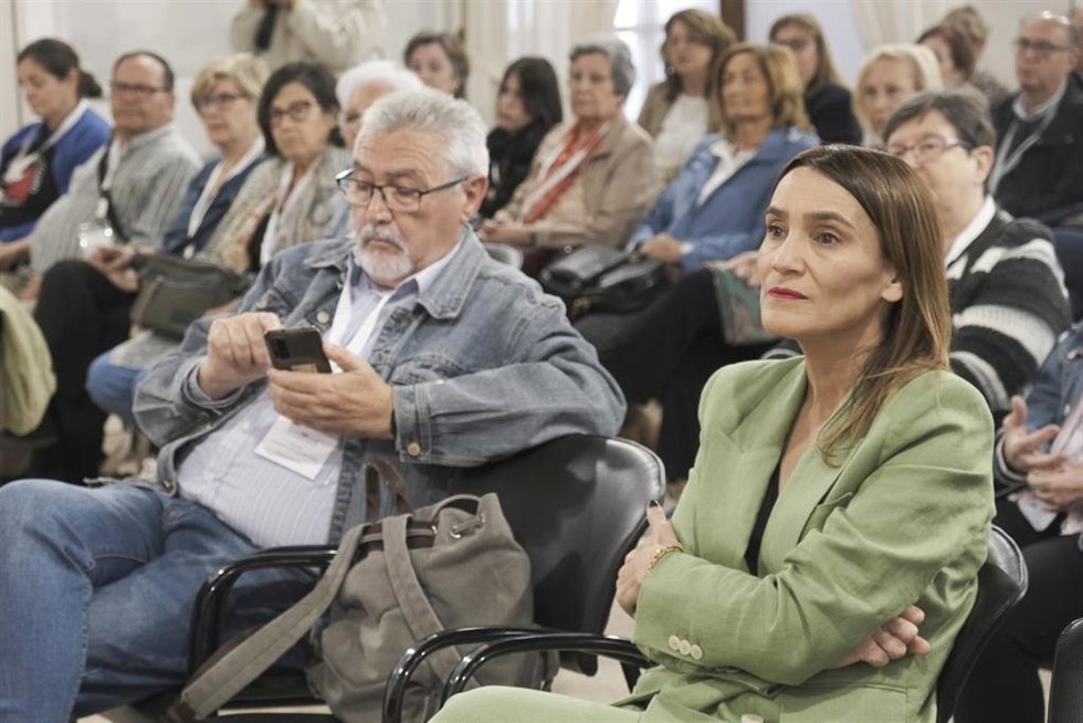 La portavoz de Empleo del Grupo Socialista en el Parlamento andaluz, Olga Manzano, en una jornada sobre siniestralidad laboral en el Parlamento.