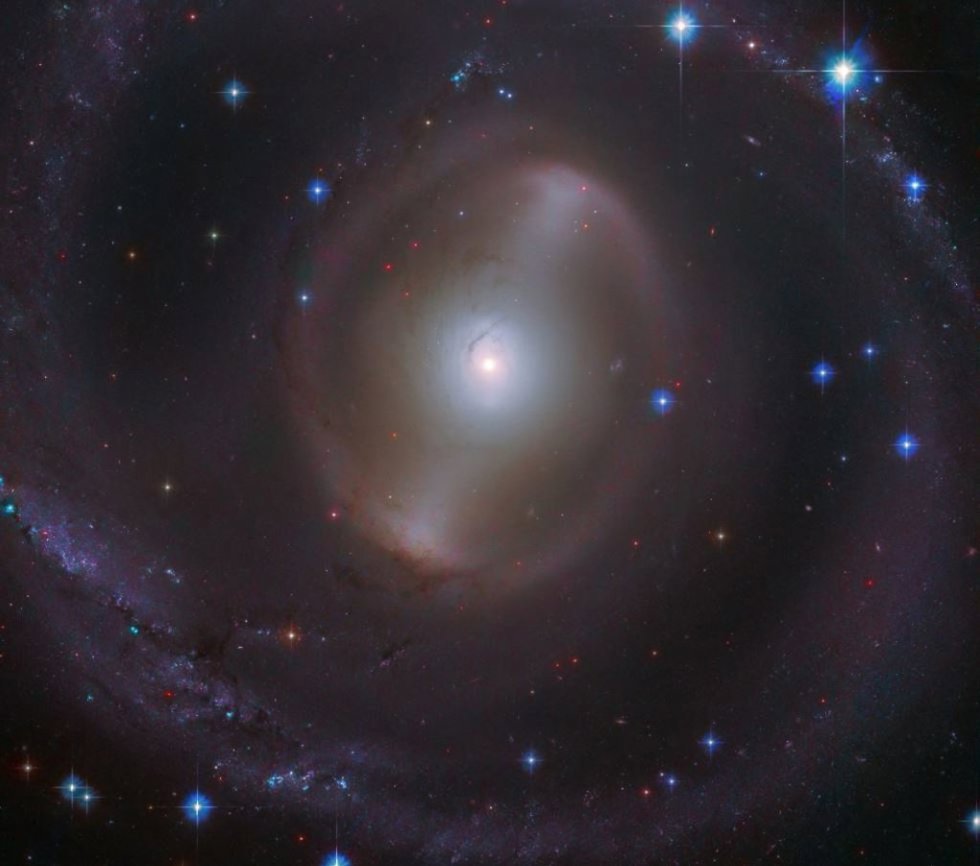 Esta imagen del Telescopio Espacial Hubble de NASA/ESA muestra la galaxia NGC 2217.