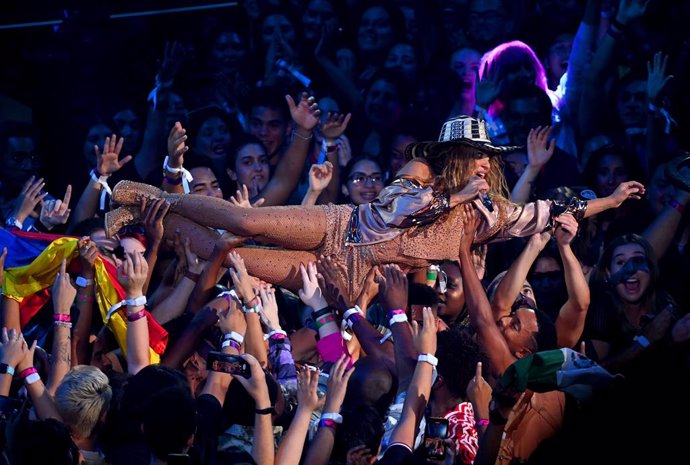 Archivo - 12 September 2023, US, New Jersey: Colombian singer Shakira crowd surfs whilst performing at the MTV Video Music Awards 2023 at the Prudential Center in Newark. Photo: Doug Peters/PA Wire/dpa