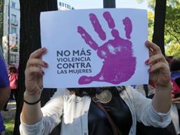 Archivo - Cartel en contra de la violencia contra las mujeres