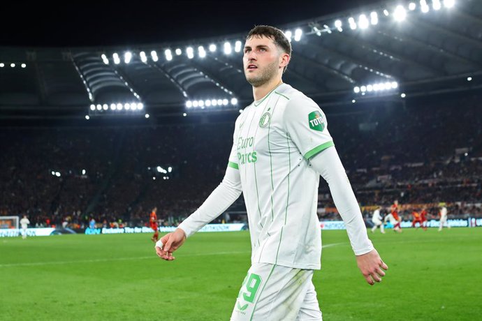 Archivo - Santiago Gimenez of Feyenoord leaves the pitch during the UEFA Europa League, Play-off, 2nd leg football match between AS Roma and Feyenoord on February 22, 2024 at Stadio Olimpico in Rome, Italy 