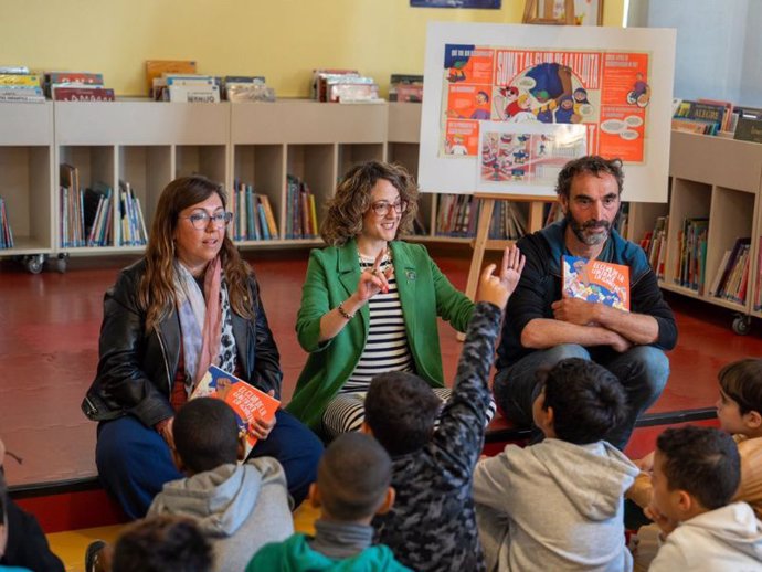 La consellera de Igualdad y Feminismos, Tània Verge, en la lectura del cuento en la Biblioteca Iu Bohigas de Salt (Girona)