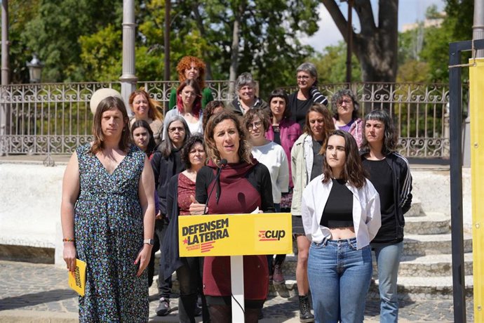 La candidata de la CUP a las elecciones catalanas, Laia Estrada, en la presentación de las propuestas feministas de su partido, en Barcelona.