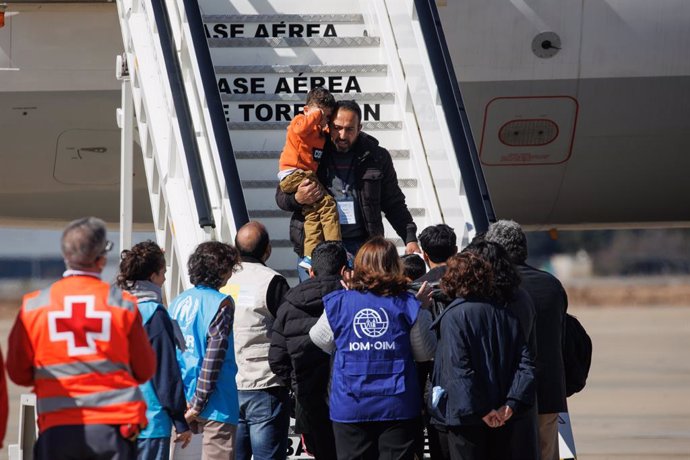 Archivo - Varios refugiados sirios proveniente de Turquía y afectados por el terremoto, llegan a la base aérea de Torrejón de Ardoz,, en la base aérea de Torrejón de Ardoz, a 4 de marzo de 2023, en Madrid (España). 