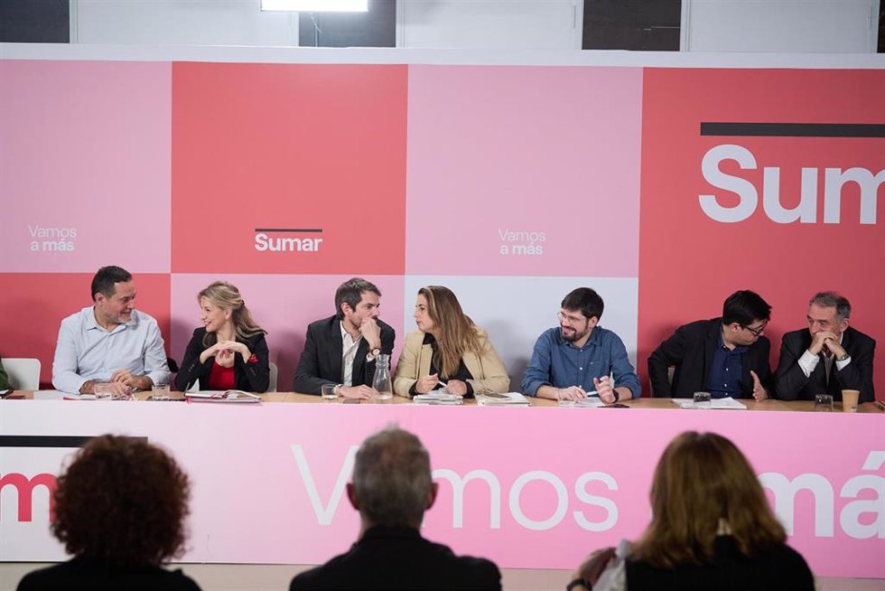 Archivo - La vicepresidenta y líder de Sumar, Yolanda Díaz (2i), y el ministro de Cultura, Ernest Urtasun (3i), durante su intervención al inicio de la reunión del Grupo Promotor de Sumar, en el Espacio Larra de Madrid, a 7 de febrero de 2024, en Madrid