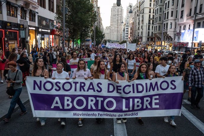 Archivo - Decenas de personas marchan en la manifestación por el Día de Acción Global por la despenalización del aborto, a 28 de septiembre de 2023, en Madrid (España). 