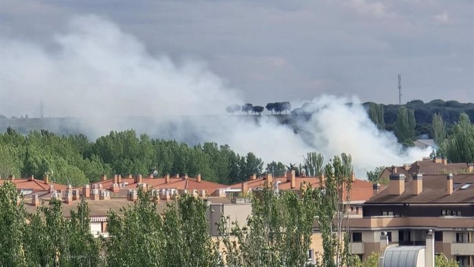 Incendio originado en una escombrera en la calle Arca Real en Valladolid