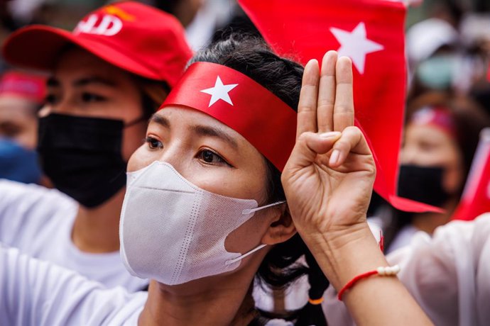 Archivo - 01 May 2023, Thailand, Bangkok: A woman holds up the three-finger salute and wears a headband with the National Unity Government of Myanmar (NUG) star during a Labor Day march organized by migrant workers from Myanmar in Bangkok. Photo: Andre Ma