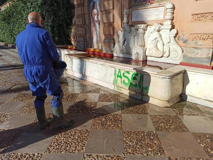 Archivo - Imagen de archivo de una pintada trazada en la fuente de los jardines de Catalina de Ribera