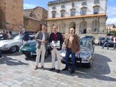 Foto: El Jaguars Clube Portugal exhibe en la Plaza Mayor de Cáceres quince vehículos históricos de esta marca de coches