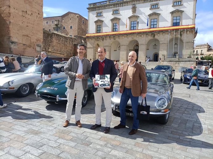 El alcalde de Cáceres, Rafael Mateos, visita a los Jaguars que han recalado en la Plaza Mayor de Cáceres