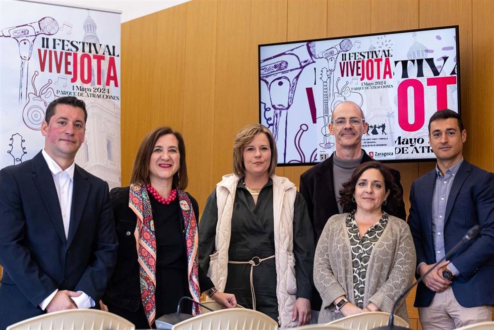 La consejera de Cultura, Educación y Turismo, Sara Fernández, presenta en una rueda de prensa la segunda edición del Encuentro de Escuelas de Jota ViveJota, que se desarrollará en el Parque de Atracciones de Zaragoza.