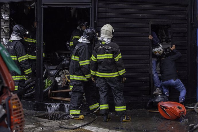 Archivo - May 30, 2021, Sao Paulo, Sao Paulo, Brasil: (INT) Fire in Sao Paulo . May 29, 2021, Sao Paulo, Brazil: Firemen are fighting a fire in a motorcycle commercial store on Av Rio Branco, in Republica, downtown Sao Paulo. No one is injured..Credit: Le