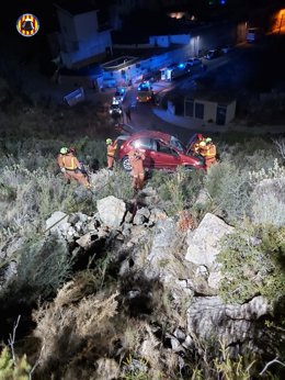 Una dona de 35 anys ha hagut de ser assistida i traslladada a l'hospital després de patir un accident a la localitat valenciana de Xiva, a la zona de Cims de Calicanto, en caure el cotxe que conduïa uns vint metres per un terraplè.