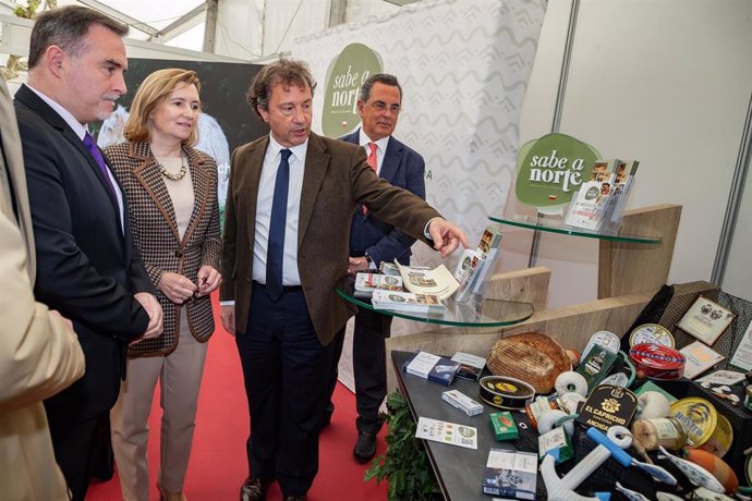 Autoridades en la inauguración de la XXIV Feria de la Anchoa y la Conserva de Cantabria 2024