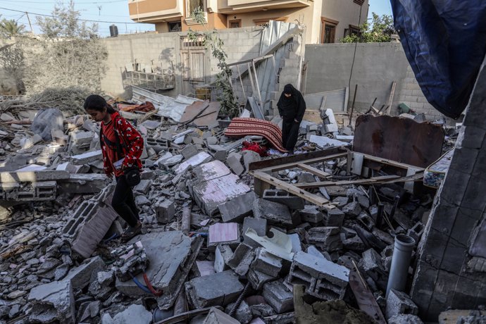 24 April 2024, Palestinian Territories, Rafah: Palestinians inspect a house that was destroyed after an Israeli aircraft bombed a home for the Al-Bakhabsa family, resulting in the death of 3 people and several wounded, in the city of Rafah, southern of th